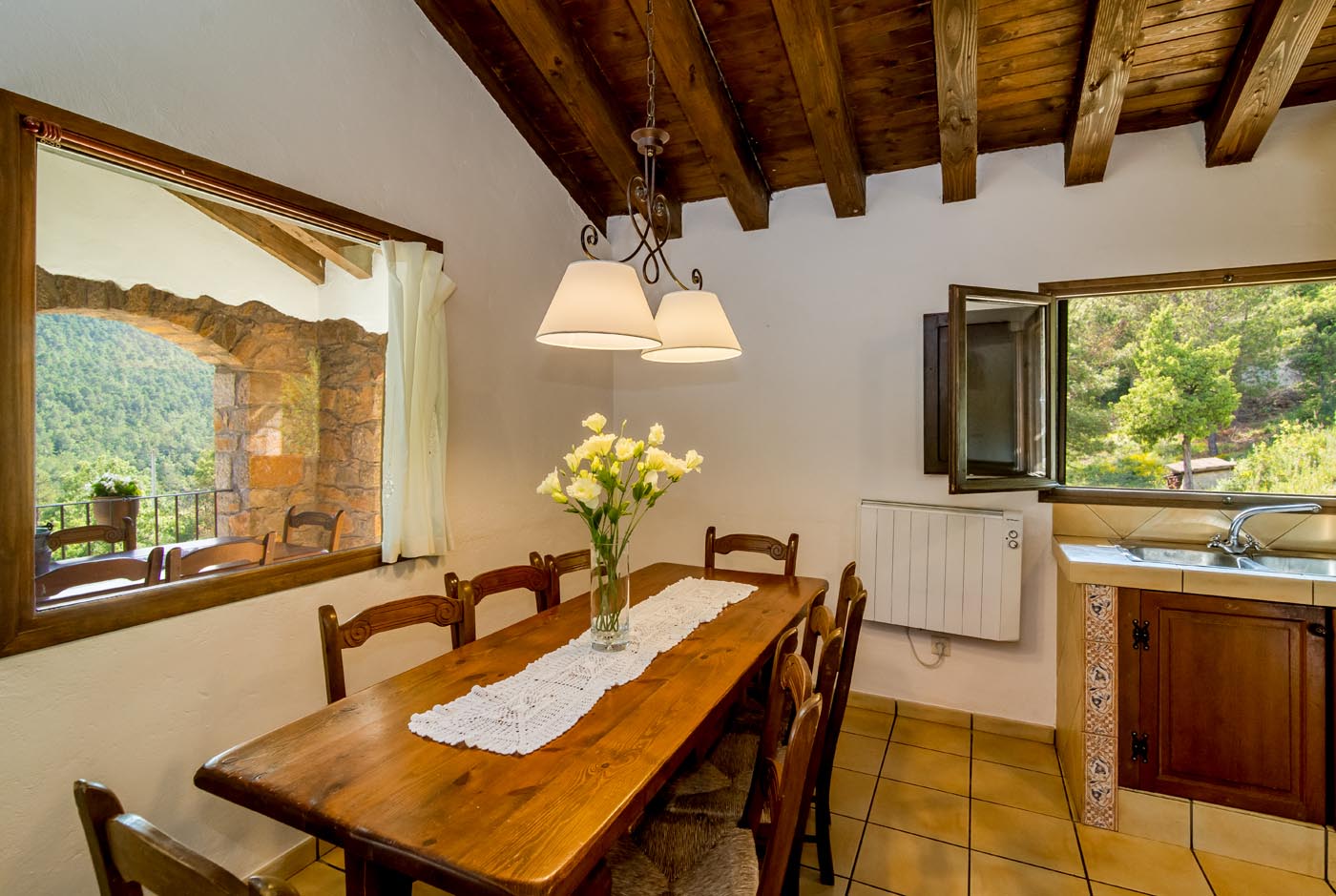 Cocina con mesa de comedor para 8